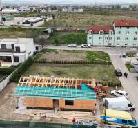 Der Bau eines Einfamilienhauses in der Karasova-Straße in Senec mit Blick auf die umliegende Bebauung.