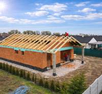 Ein Einfamilienhaus in der Karasova-Straße in Senec, gebaut aus Ziegeln.