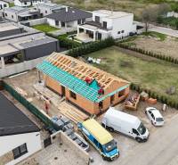 Der Bau eines Einfamilienhauses in der Karasova-Straße in Senec, umgeben von fertigen Häusern.