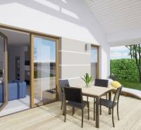 Die Terrasse eines Einfamilienhauses mit einem Boden in Holzoptik, Markisen und Gartenmöbeln.