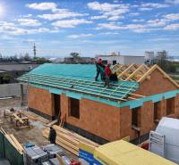 Bau eines Einfamilienhauses in der Karasova-Straße in Senec, Dachkonstruktion im Bauprozess.