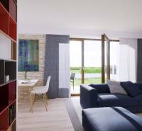 Wohnzimmer in einem Einfamilienhaus mit Holzboden, blauem Sofa und Glastüren.