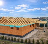 Ein im Bau befindliches Einfamilienhaus in der Karasova-Straße in Senec, mit sichtbarer Dachkonstruktion.