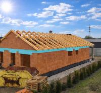 Das Einfamilienhaus in der Karasova-Straße in Senec befindet sich im Bau und das Dach ist fertiggestellt.