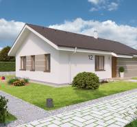 Ein Einfamilienhaus in der Karasova-Straße in Senec mit einem gepflegten Garten und Wegen.