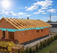 Ein im Bau befindliches Einfamilienhaus in der Karasova-Straße in Senec mit sichtbarer Dachkonstruktion.