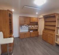 Innenraum eines Einfamilienhauses mit Holzboden und Holzmöbeln.