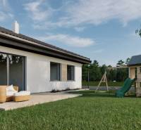 Außenbereich eines Einfamilienhauses in der Kostolná-Straße in Drahovce mit Terrasse und Kinderspielplatz.