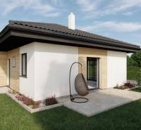 Ein Einfamilienhaus in der Kostolná-Straße in Drahovce mit Terrasse und Gartenmöbeln.