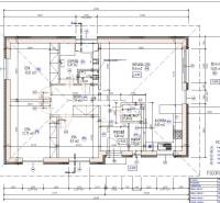 Grundriss des Erdgeschosses eines Einfamilienhauses mit Zimmern, Küche und Terrasse.