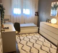 Kinderzimmer mit Schreibtisch, Teppich und Boden mit Holzdekor in einem Einfamilienhaus.