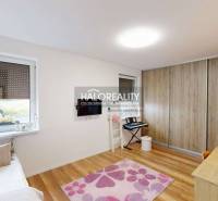 Kinderzimmer mit Holzboden in einer 3-Zimmer-Wohnung mit Stauraum.