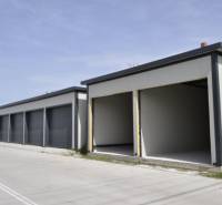 Garagen in Michal na Ostrove mit grauer Fassade und offenen Toren.