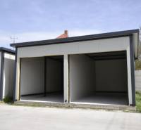 Garagen in Michal na Ostrove mit grauen Wänden und leeren Innenräumen.