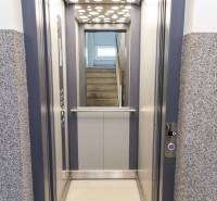 Aufzug im Erdgeschoss mit Blick auf das Treppenhaus in einer 4-Zimmer-Wohnung.