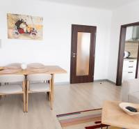 Esszimmer in einer 4-Zimmer-Wohnung mit Holzboden und einem Kunstgemälde an der Wand.