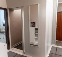 Eingangsbereich in einer 4-Zimmer-Wohnung mit Holzboden und Spiegel.