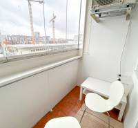 Balkon einer 4-Zimmer-Wohnung mit Blick auf Kräne in Bratislava - Nivy, Ondavská.