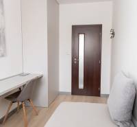 Arbeitsbereich in einer 4-Zimmer-Wohnung mit Holzboden und moderner Kunst.