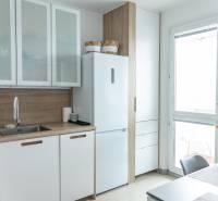 Geräumige Küche in einer 4-Zimmer-Wohnung mit weißen Schränken und großem Fenster.