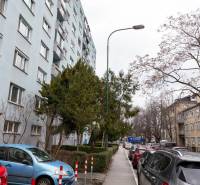 Mehrstöckiges Wohngebäude in der Ondavská-Straße in Bratislava - Nivy, umgeben von Autos und Bäumen.