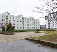 Wohnhaus in der Ondavská-Straße, Bratislava - Nivy, in der Nähe eines gepflegten Parks.