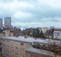 Blick auf Bratislava von der Ondavská-Straße, wo sich eine 4-Zimmer-Wohnung befindet.