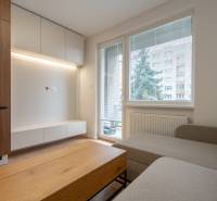 Wohnzimmer in einer 3-Zimmer-Wohnung mit Holzboden, Sofa und Möbeln.