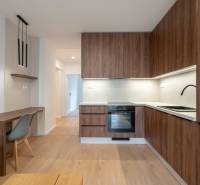 Küche in einer 3-Zimmer-Wohnung mit Holzdekor und stilvoller Beleuchtung.