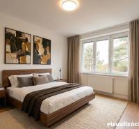 Schlafzimmer in einer 3-Zimmer-Wohnung mit stilvollem Bett, Bilder an der Wand, großes Fenster.