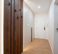 Ein schmaler Flur mit Einbauschränken und einem Boden in Holzoptik in einer 3-Zimmer-Wohnung.