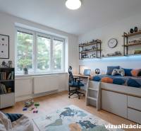 Kinderzimmer in einer 3-Zimmer-Wohnung mit Holzboden und Regalen voller Spielzeug.