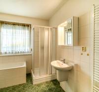 Badezimmer in einer 3-Zimmer-Wohnung mit Duschkabine, Badewanne und Heizkörper.