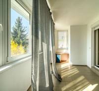 Helles Zimmer einer 3-Zimmer-Wohnung mit großen Fenstern und Fliesen.