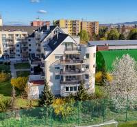 Wohnhaus mit umliegendem Grün auf der E. Belluša in Piešťany, geeignet für eine 3-Zimmer-Wohnung.