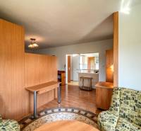 Wohnzimmer mit Sofa und Holzboden in einer 3-Zimmer-Wohnung.