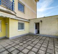 Terrasse einer 3-Zimmer-Wohnung in der E. Belluša-Straße in Piešťany mit direktem Zugang zum Innenraum.