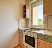 Küche in einer 3-Zimmer-Wohnung mit Keramikfliesen und Elektroherd.