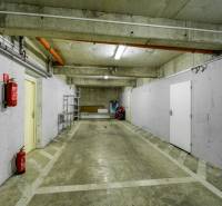 Unterirdische Garage mit Parkplatz und Feuerlöschern in einer 3-Zimmer-Wohnung.