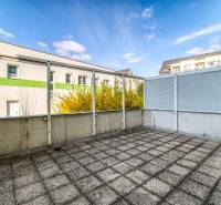 Der Balkon der 3-Zimmer-Wohnung in der E. Belluša Straße in Piešťany mit Blick auf die Umgebung.