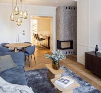 Wohnzimmer in einer 4-Zimmer-Wohnung mit Holzboden und stilvoller Beleuchtung.