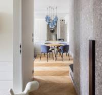 Flur mit dekorativer Beleuchtung, Boden mit Holzdekor, 4-Zimmer-Wohnung.