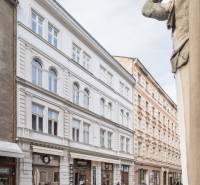 Das Gebäude in der Panská Straße in Bratislava - Altstadt mit aktivem Straßenleben.