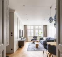 Wohnzimmer in einer Vierzimmerwohnung mit Holzboden und bequemen Möbeln.