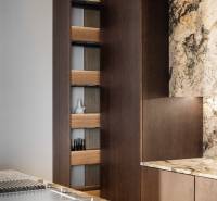 Küche in einer 4-Zimmer-Wohnung mit einer Arbeitsplatte aus Stein und einer eingebauten Steckdose.