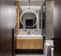 Badezimmer mit hängendem Waschbecken und Beleuchtung in einer 4-Zimmer-Wohnung, verwendet Holzdekor.