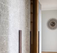 Verstecktes Schrankdesign mit Holzdekor und stilvoller Wanduhr in einer 4-Zimmer-Wohnung.