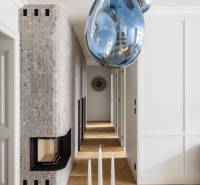 Elegantes Interieur in einer 4-Zimmer-Wohnung mit blauen Kronleuchtern und einem Boden in Holzoptik.