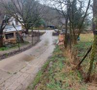 Landhäuser und Wege umgeben von Natur auf Erholungsgrundstücken bei Púchov.