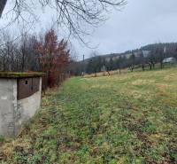 Grüne Erholungsgrundstücke in Púchov mit Blick auf die umliegenden Hügel und Bäume.